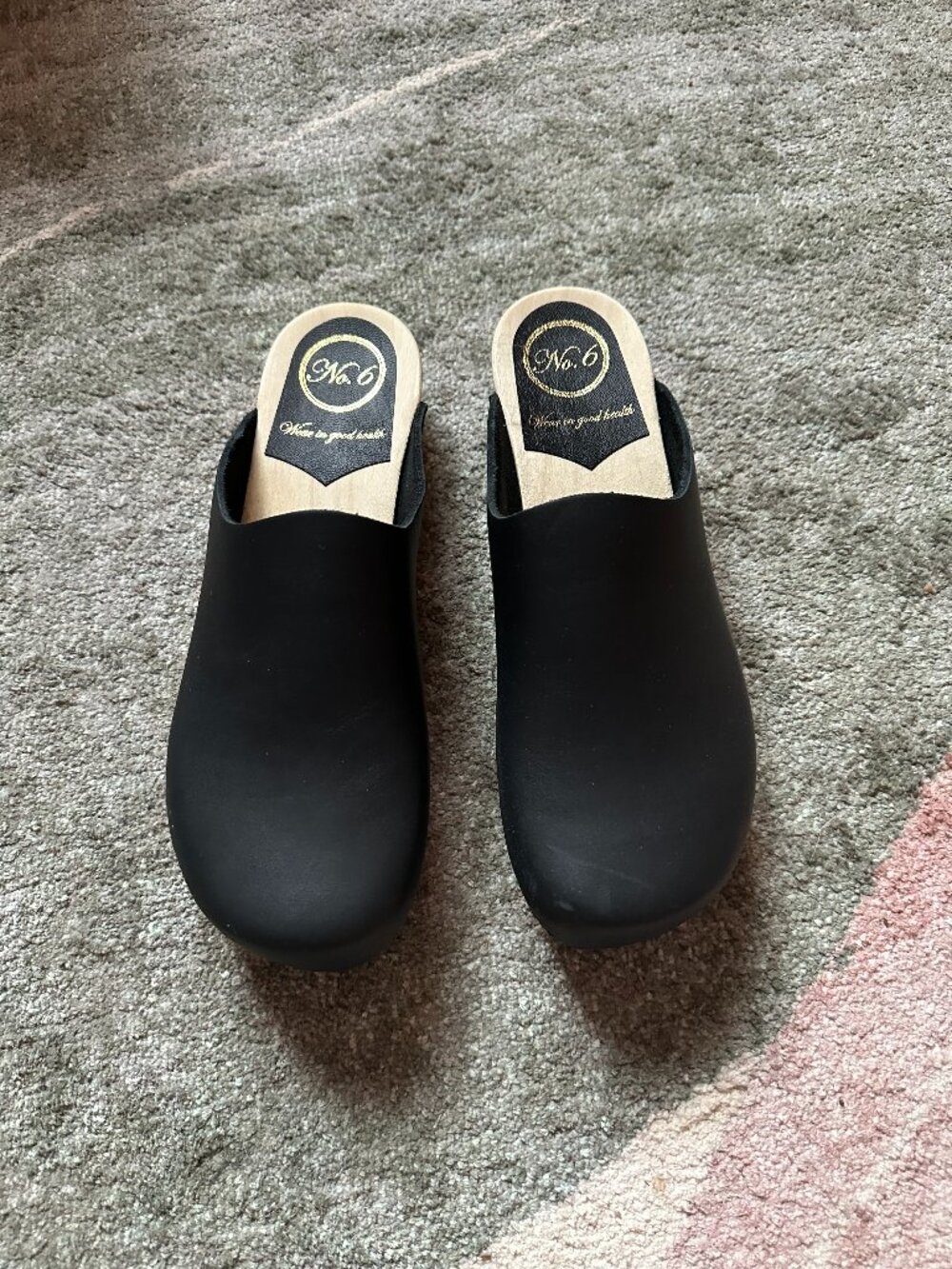 No.6  Contour Clog on Flat Base in Black